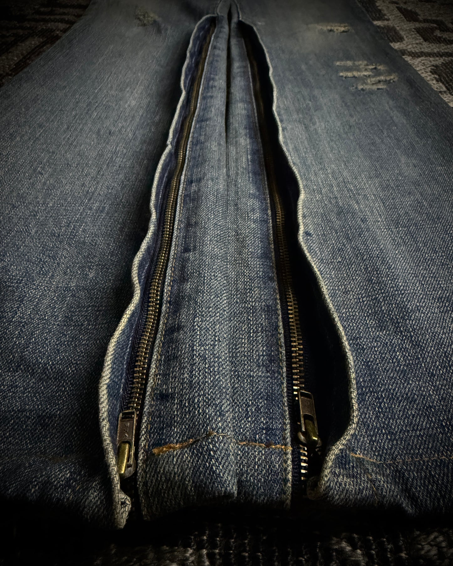 LGB NO.D/Chameleon Distressed Zip Denim
