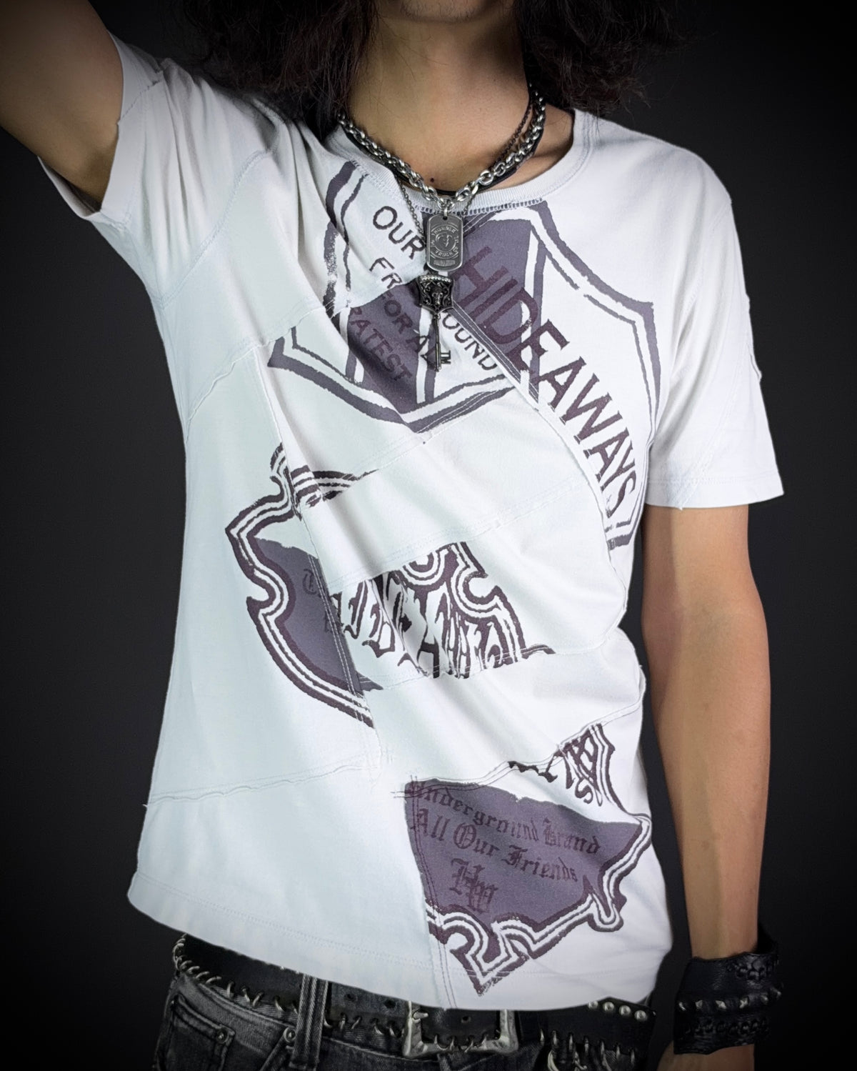 HIDEAWAYS Panelled Graphic T-Shirt